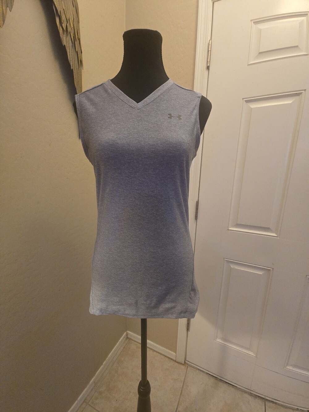 Under Armour HeatGear Women’s Gray Sleeveless V-Neck Fitted Athletic Workout Top